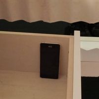 ベッド下の収納引き出しです。比較のスマホは高さ148mmです