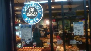 西口改札出てすぐ