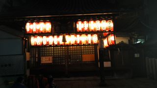 夜も提灯が並んでいて明るい