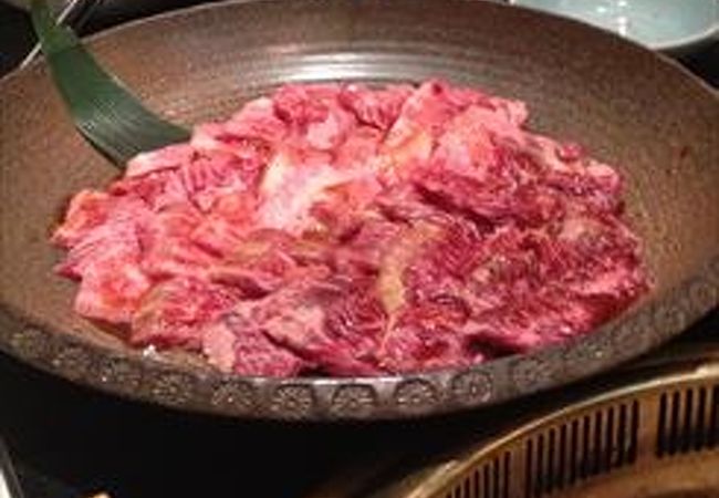 焼き肉の高級店では有りますが、それに相応しい、雰囲気のお店で、また、有名人の方も多く来店しているようで、色紙も多く合ります。