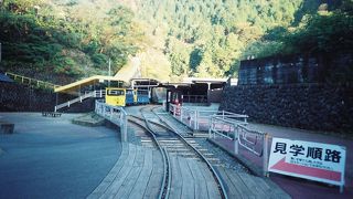 トロッコに乗って鉱山内を見学することができます