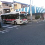 埼玉の山沿いを走るバス
