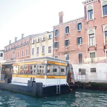 運河から見たバス停