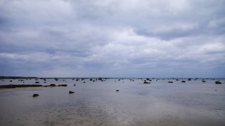 大岩がいっぱいの不思議な浜