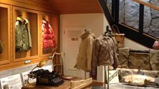 広々としたフロアスペースを使い、様々なディスプレィでお客さんの目を楽しませてくれる、そんなお店です。