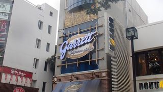 ここでは、雨の日でも多くの人が購入の為、列をなしていて、いつも混雑しています。