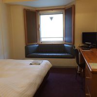 窓の下に作り込まれたソファがユニークです。