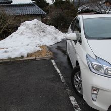 駐車場横の雪