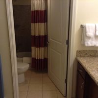 バスルームと洗面台エリアがドアで仕切られているタイプ