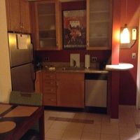 小さめですが、清潔で機能的なキッチン