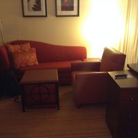 ソファーやアームチェアのあるリビングスペース