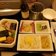 機内食のおにぎり弁当。パンとうどん付き！？