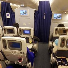 エコノミークラスの機内です。スクリーン付きです。