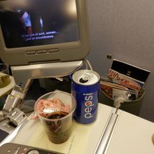 最前列はこの折畳式のスクリーンです。少し小さい。