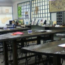 テーブルを囲んで試飲