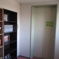 エレベータホール脇には漫画の書架も。