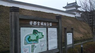 石垣ではなく高さ10ｍの土塁で囲まれています