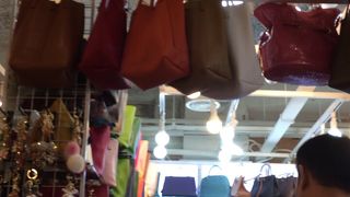 色とりどりなバッグ屋さん