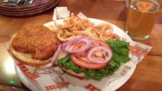 フーターズ (オヘア店)