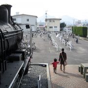 多度津駅構内の駅舎南部分に（ＳＬの碑）があります