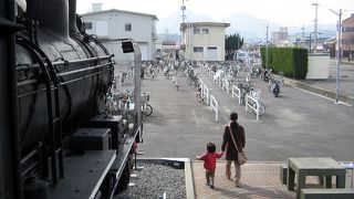 多度津駅構内の駅舎南部分に（ＳＬの碑）があります