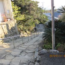 2 : 続いて下り階段へ