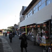 3 :  下りきると土産物屋が右手に見える