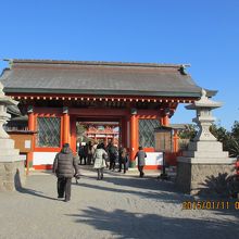 4 : 突き当たりを左に進むと境内へ