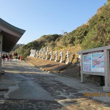 5 : しばらくは平らな参道