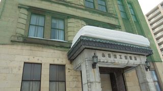 正面の石は大理石