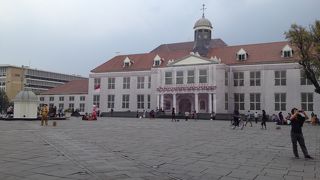 広い上に大道芸人もいて飽きません