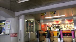 正面の入口とは異なり、人通りの少ない入口ですが、量販店のアウトレットＳｈｏｐや焼き肉屋さんがあったりと大変、便利な駅です。