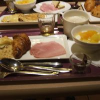 朝食ビュフェ。空港ホテルなので早朝からオープン。
