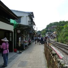 平渓駅舎から線路に沿って老街が続きます