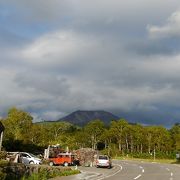 旭岳のふもとにある静かな雰囲気の温泉街