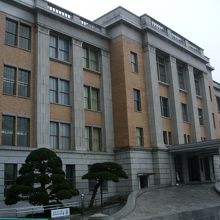 新庁舎の玄関前にあります