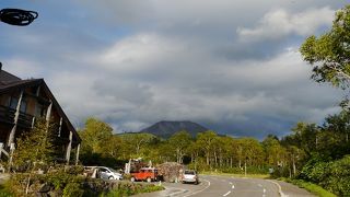 旭岳のふもとにある静かな雰囲気の温泉街