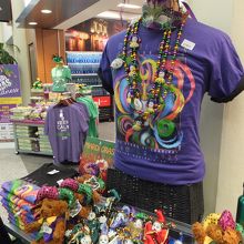 空港内（コンコースD)のお土産ものやさん。