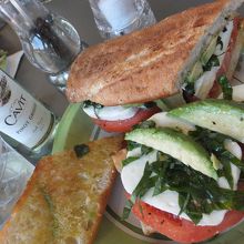 カプレーゼサンド、最高です。