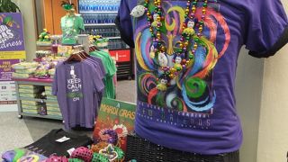 小さい国際空港。ダウンタウンまではタクシーで３３ドル。