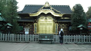 立派な彫刻が施された金色の門です