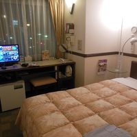 通りに面して窓がありテーブルもそちら側