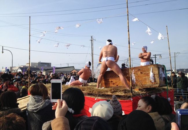 海に飛び込むみそぎ祭り