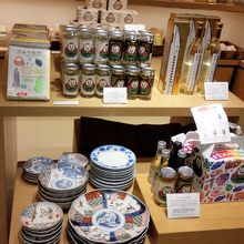 今は少しですが九谷焼も扱っているようです。