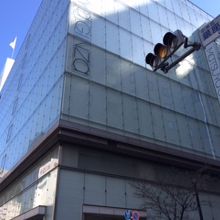 老舗百貨店の外見は未来感を漂わせます