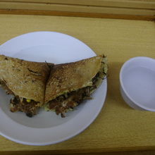 お好み焼き(肉・玉子入)は290円(肉だけだと260円)です