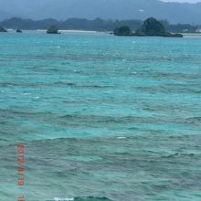 島側で橋のうえから本島をのぞむと・・・