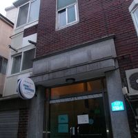 宿の外観はこんな感じです（入口の小さな看板に注目）