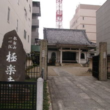 入口付近から見た建物の外観