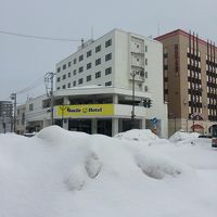 交差点から見た別館。